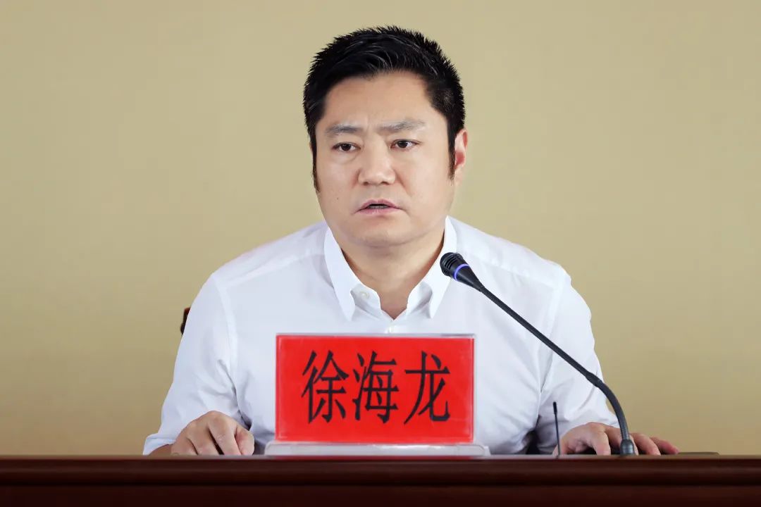 代市长袁世君,市政协主席任洪放等市四大班子及经开区领导出席会议