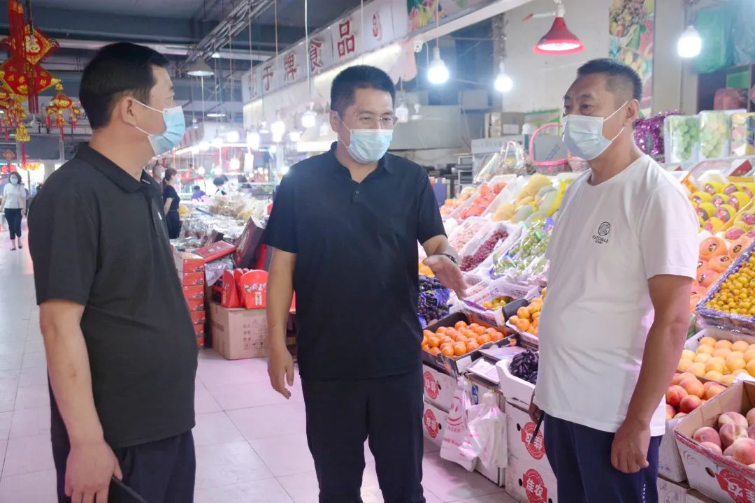 袁世君指出,基层医疗卫生机构要发挥"哨点"作用,严格
